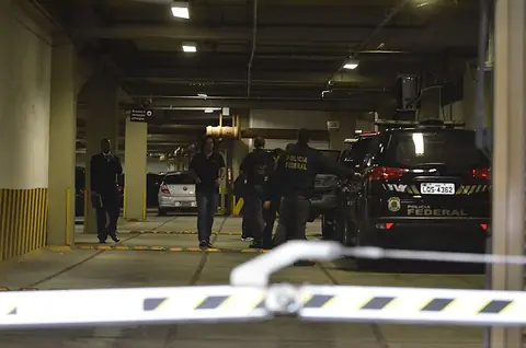 Federal Police agents and a Polícia Federal car in the garage of the Norberto Odebrecht headquarters during the 14th phase of Operation Car Wash, the morning Marcelo Odebrecht was arrested