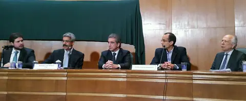 Marcelo Odebrecht (second from left, behind the nameplate "Marcelo Bahia Odebrecht") testifying to the Petrobras parliamentary inquiry in Curitiba while in custody: "only someone with something to reveal makes a deal"
