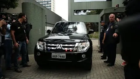 AFP footage: the SUV carrying Marcelo Odebrecht leaves the Federal Police building in Curitiba after two and a half years in custody, bound for house arrest in São Paulo