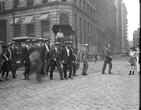 Crowd following Ponzi across a Boston street on his way to court