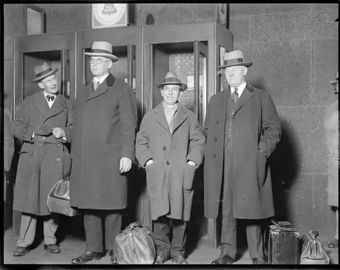 Ponzi, centre, under escort back to Boston after his arrest while trying to flee to Italy
